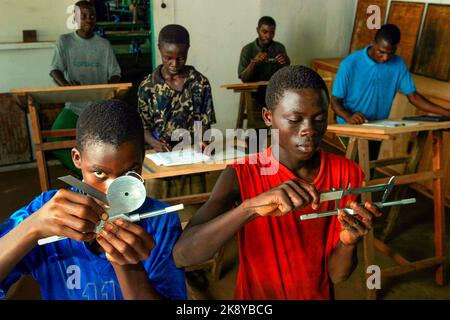 Ghana, Samreboi. Samartex-Holzfabrik. Ein Auswanderer aus Holland unterrichtet Studenten. Technische Ausbildung. Weil die Fabrik im Busch ist, haben sie t Stockfoto