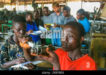 Ghana, Samreboi. Samartex-Holzfabrik. Ein Expat aus Holland unterrichtet Studenten in technischer Bildung. Weil die Fabrik im Busch ist, haben sie es Stockfoto