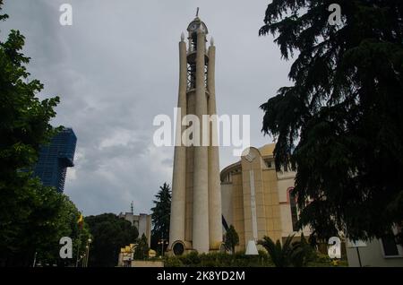 Der Glockenturm der Auferstehungskathedrale, einer albanischen orthodoxen Kirche im Zentrum von Tirana Stockfoto