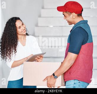 Lieferung, Tablet und Kurier mit Box, Lager und E-Commerce-Ladung für eine Frau bei sich zu Hause. Glücklich, jung und Kunde, die ihre Unterschrift auf Stockfoto