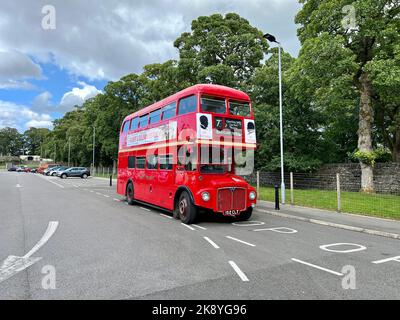 Ein London Routemaster Bus parkte an einem sonnigen Tag in Skipton, Großbritannien Stockfoto