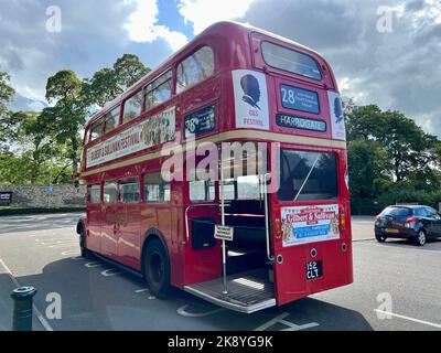 Ein London Routemaster Bus parkte an einem sonnigen Tag in Skipton, Großbritannien Stockfoto