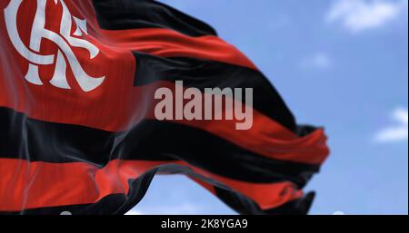 Rio de Janeiro, BR, Oktober 2022: Nahaufnahme der Flaggenschwenk im Wind. Flamengo ist ein brasilianischer Multi-Sport-Club, der vor allem für die bekannt ist Stockfoto