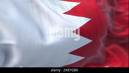 Nahaufnahme der im Wind winkenden Nationalflagge von Bahrain. Das Königreich Bahrain ist ein Inselstaat in Westasien. Texturierter Hintergrund aus Stoff Stockfoto