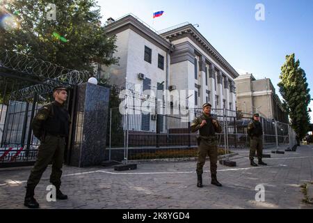 Kiew, Ukraine. 25. Oktober 2022. Ukrainische Soldaten bewachen das Gebäude der russischen Botschaft in Kiew. (Bild: © Oleksii Chumachenko/SOPA Images via ZUMA Press Wire) Bild: ZUMA Press, Inc./Alamy Live News Stockfoto