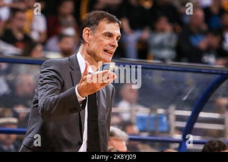 Thessaloniki, Griechenland. 24. Oktober 2022. Olympiacos BC Trainer Giorgos Bartzokas während eines Spiels der griechischen Basketball League zwischen Aris BC und Olympiacos BC. (Bild: © Giannis Papanikos/ZUMA Press Wire) Stockfoto