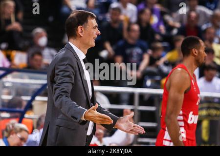 Thessaloniki, Griechenland. 24. Oktober 2022. Olympiacos BC Trainer Giorgos Bartzokas während eines Spiels der griechischen Basketball League zwischen Aris BC und Olympiacos BC. (Bild: © Giannis Papanikos/ZUMA Press Wire) Stockfoto