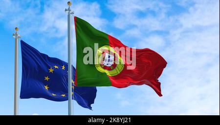 Die Nationalflagge Portugals winkt an einem klaren Tag mit der flagge der europäischen Union im Wind. Demokratie und Politik. Europäisches Land. Selektiver Fokus Stockfoto