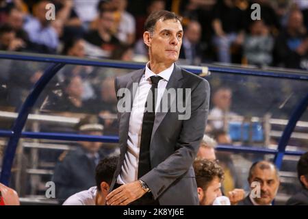 Thessaloniki, Griechenland. 24. Oktober 2022. Olympiacos BC Trainer Giorgos Bartzokas während eines Spiels der griechischen Basketball League zwischen Aris BC und Olympiacos BC. (Bild: © Giannis Papanikos/ZUMA Press Wire) Stockfoto