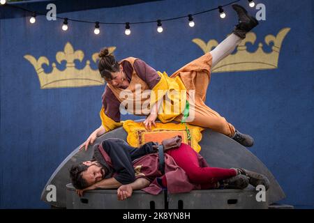 King Arthur, aufgeführt von The Last Baguette, einer Theatertournee, die im Newquay Orchard in Cornwall in Großbritannien auftrat. Stockfoto