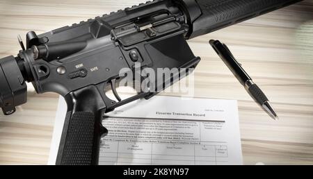 AR-15 mit einem im Public Domain-Bereich hintergrundprüffreundigen Formular Stockfoto