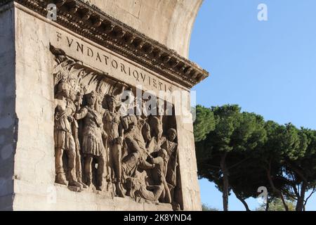 Nahaufnahme von Reliefs auf dem Konstantinsbogen, Rom, Italien Stockfoto
