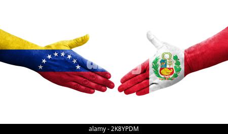 Handschlag zwischen Peru und Venezuela Flaggen auf Händen gemalt, isolierte transparente Bild. Stockfoto