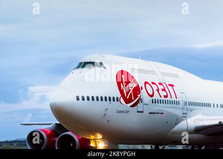 Nahaufnahme des Firmenlogos und Lackierung auf der Virgin Orbit, Cosmic Girl, einer 747-400, die zu einer Raketenstartplattform mit Rolling-to-A umgebaut wurde Stockfoto