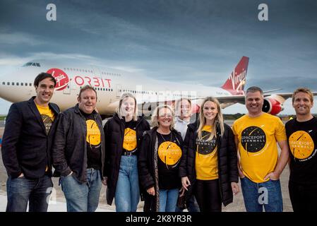 Eine entzückte Melissa Thorpe, Direktorin von Spaceport Cornwall (3. von rechts), und ein Teil ihres Teams feiern die Ankunft von Virgin Orbit, Cosmic Gir Stockfoto