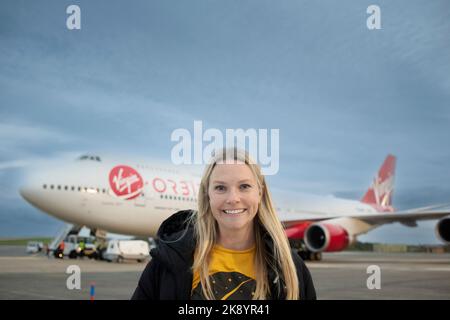 Eine entzückende Melissa Thorpe, Direktorin von Spaceport Cornwall vor Virgin Orbit stehend, stand Cosmic Girl A 747-400 umgebaute Raketenstartplattform A Stockfoto