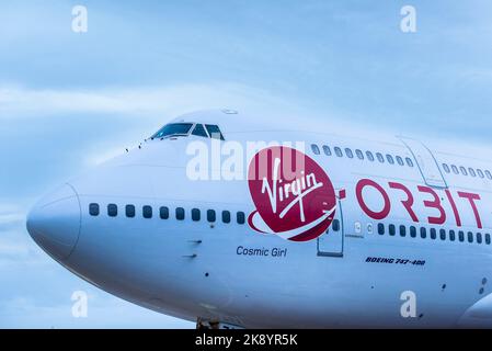 Nahaufnahme des Virgin-Logos auf dem Rumpf der Virgin Orbit, Cosmic Girl, einer 747-400, die zu einer Raketenstartplattform umgebaut wurde, die rollt Stockfoto