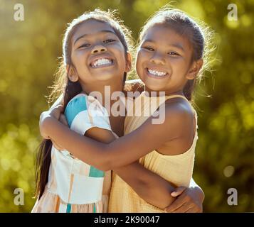 Glückliche Kinder, Schwestern und Freundinnen umarmen sich für Liebe, Pflege und Bindung im Sonnenpark, Sommergarten und Hinterhof im Outdoor-Kolumbien. Großes Lächeln, lustig und Stockfoto