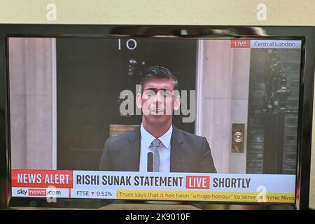 25. Oktober 2022, Clermont Ferrand, Auvergne Rhone Alpes, Frankreich: Rishi Sunak hält seine erste Rede als Premierminister des Vereinigten Königreichs, nachdem er heute Morgen von König Karl III. Ernannt wurde. Die Rede ist auf SkyNews TV-Kanal zu sehen. Clermont-Ferrand, 25. Oktober 2022. (Bild: © Adrien Fillon/ZUMA Press Wire) Stockfoto