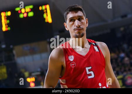 Thessaloniki, Griechenland. 24. Oktober 2022. Der Olympiakos BC-Spieler Giannoulis Larentzakis während eines Spiels der griechischen Basketball-Liga zwischen Aris BC und Olympiacos BC. (Bild: © Giannis Papanikos/ZUMA Press Wire) Stockfoto