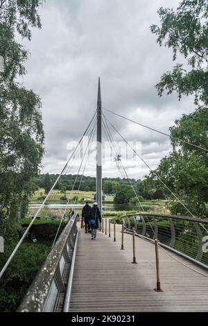 Trentham Gardens Luftfederung Brücke bewölkten Tag, Staffordshire Großbritannien. Stockfoto