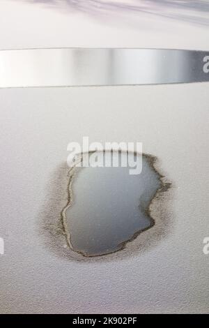 Geschmolzene Wasser Pfütze auf dem See Stockfoto