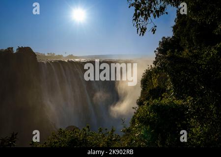 Das Wasser der Victoria Falls stürzt in die tiefe Schlucht. Victoria Falls, Simbabwe, Afrika Stockfoto