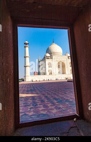 Agra, Indien - 15. November 2011: Die Menschen besuchen Taj Mahal in Indien, das weltberühmte Grab. Stockfoto