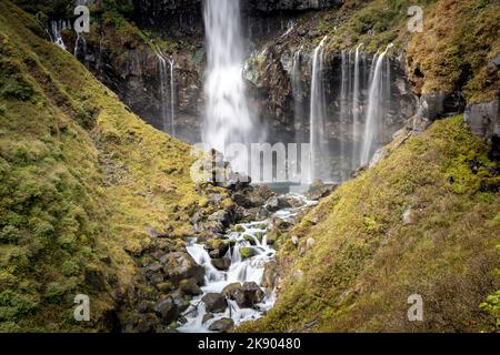 Farbenfrohe majestätische Wasserfall im Nationalpark Wald während Herbst Natur Fotografie.Landschaftsansicht Nationalpark Nikko Japan. Wunderschönes Hotel Stockfoto