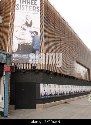 The Young Vic Theatre, Lambeth, London, UK - zeigt die drei Schwestern von Checkov Stockfoto