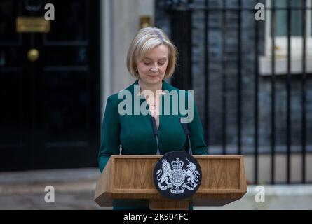 London, England, Großbritannien. 25. Oktober 2022. Die britische Premierministerin LIZ TRUSS wird gesehen, wie sie vor der Downing Street 10 eine Erklärung abgibt, als sie zurücktritt. (Bild: © Tayfun Salci/ZUMA Press Wire) Stockfoto