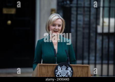 London, England, Großbritannien. 25. Oktober 2022. Die britische Premierministerin LIZ TRUSS wird gesehen, wie sie vor der Downing Street 10 eine Erklärung abgibt, als sie zurücktritt. (Bild: © Tayfun Salci/ZUMA Press Wire) Stockfoto