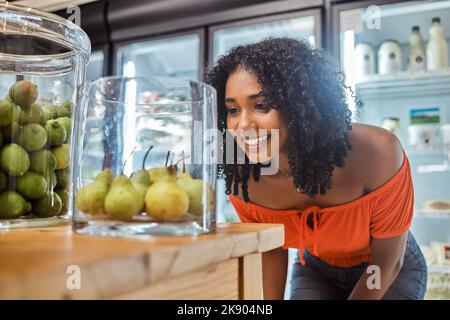 Lebensmittel, Einkaufen lokal und Nachhaltigkeit, Frau kauft frisches, biologisches Obst und Gemüse im umweltfreundlichen Supermarkt. Pflanzenbasierte Lebensmittelgeschäft für Stockfoto
