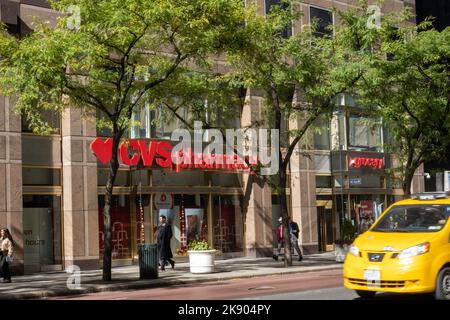 CVS/Pharmacy auf der Fifth Avenue in New York City, USA 2022 Stockfoto