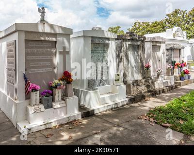 New Orleans, USA - 16. Juli 2013: Grabstätte auf dem Friedhof Saint Louis Nr. 1. Dieser Friedhof in Lafayette ist der berühmteste in New Orleans. Stockfoto