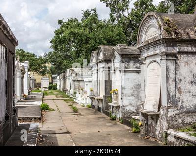 NEW ORLEANS, USA - 16. JULI 2013: Grabstätte auf dem Friedhof Saint Louis Nr. 1. Dieser Friedhof in Lafayette ist der berühmteste in New Orleans. Stockfoto