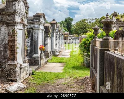 NEW ORLEANS, USA - 16. JULI 2013: Grabstätte auf dem Friedhof Saint Louis Nr. 1. Dieser Friedhof in Lafayette ist der berühmteste in New Orleans. Stockfoto