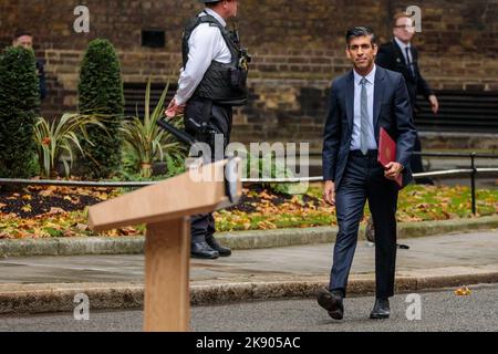 Downing Street, London, Großbritannien. 25.. Oktober 2022. Der britische Premierminister Rishi Sunak kommt in der Downing Street Nummer 10 an, um seine erste Rede zu halten, nachdem er den Buckingham Palace verlassen hatte, wo er offiziell in einer Audienz mit seiner Majestät König Charles III. Ernannt wurde Foto von Amanda Rose/Alamy Live News Stockfoto