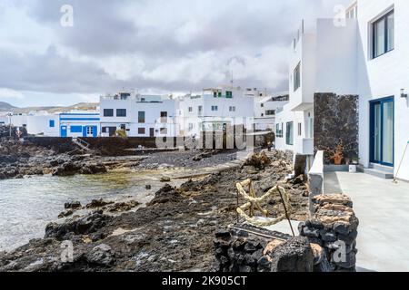 Malerisches Punta Mujeres mit weißer Architektur und herrlichen natürlichen Pools, Lanzarote, Kanarische Inseln, Spanien Stockfoto