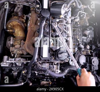 Automotor in der Garage, Mechaniker Hände arbeiten auf Auto-Reparatur-Service und Inspektion von Ventil mit Schraubenschlüssel Werkzeuge. Techniker, der die Maschine überprüft, F1 Stockfoto