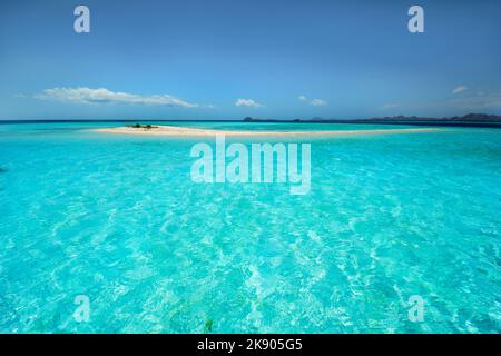 Unberührte Sandbank, umgeben von kristallklarem Wasser. Komodo-Nationalpark, Indonesien Stockfoto
