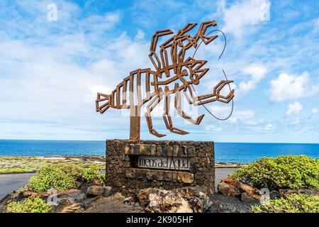 Eintritt zu Jameos del Agua - berühmte Höhle, entworfen von C. Manrique, Haupttouristenattraktion auf Lanzarote, Kanarische Inseln, Spanien Stockfoto