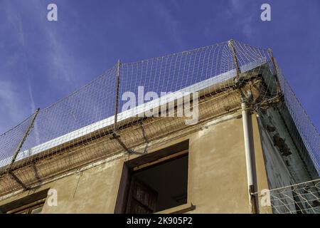 Detail der Reparatur und Arbeit auf einem alten Dach, Schutz für die Arbeiter Stockfoto