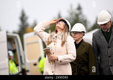 Borgvik, Grums, Schweden, 25. Oktober 2022. Prinz Carl Philip und Prinzessin Sofia besuchen die Grafschaft Varmland. Das königliche Paar besucht den neuen Windpark Knostad in Saffle. Hier sind auch die Gastgeber des Gouverneurs von Varmland, Georg Andrén (ganz rechts) und seiner Frau Maria Andrén, Schweden, 25. Oktober 2022 zu sehen. Foto: Fredrik Sandberg / TT / Code 10080 Stockfoto