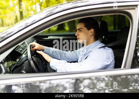 Wütender, aggressiver Fahrer piept und schreit im Auto. Straßenkonzept. Stockfoto