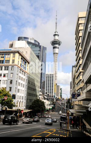 Der Sky Tower von der Victoria Street und an der Kreuzung der Queen Street in Auckland auf der Nordinsel in Neuseeland Stockfoto