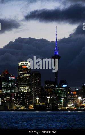 Die Dämmerung fällt über Auckland und den Sky Tower auf der Nordinsel in Neuseeland. Stockfoto