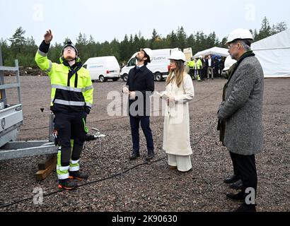 Borgvik, Grums, Schweden, 25. Oktober 2022. Prinz Carl Philip und Prinzessin Sofia besuchen die Grafschaft Varmland. Das königliche Paar besucht den neuen Windpark Knostad in Saffle. Ebenfalls hier zu sehen ist der Gastgeber, der Gouverneur von Varmland, Georg Andrén (ganz rechts), Schweden, 25. Oktober 2022. Foto: Fredrik Sandberg / TT / Code 10080 Stockfoto