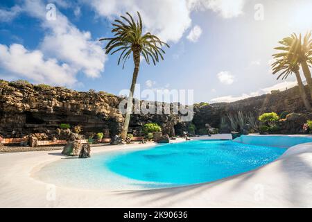 Erstaunliche Höhle, Pool, natürliches Auditorium, salziger See, entworfen von Cesar Manrique in vulkanischem Tunnel namens Jameos del Agua auf Lanzarote, Kanarische Inseln, Stockfoto