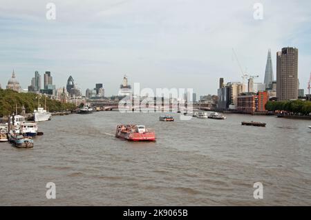 Blick auf die Themse von der Waterloo Bridge, Aldwich, London, Großbritannien - St Paul's Cathedral, The Gherkin, The Shard und viele andere Gebäude sind von hier aus zu sehen Stockfoto